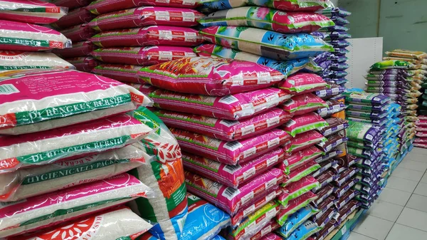 Várias marcas de arroz vendidas na loja em Johor Bahru, Malásia — Fotografia de Stock