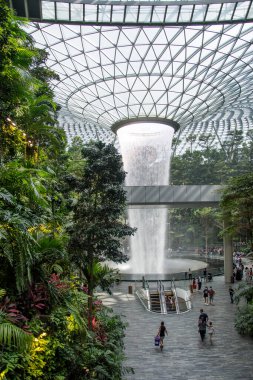 SINGAPORE, 24 Temmuz 2020: Singapur 'daki Jewal Changi Havalimanı' nın içinde yer alan 40 metre yüksekliğindeki Yağmur Girdabı. Jewel Changi Havaalanı 17 Nisan 2019 'da açılacak..