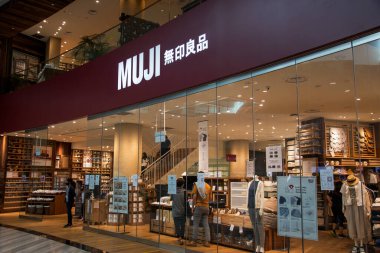 SINGAPORE, 24 Temmuz 2020: Singapur 'daki Jewal Changi Havalimanı' nda bulunan Muji Japon mağazası
