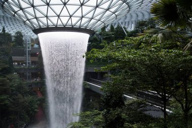 SINGAPORE, 24 Temmuz 2020: Singapur 'daki Jewal Changi Havalimanı' nın içinde yer alan 40 metre yüksekliğindeki Yağmur Girdabı. Jewel Changi Havaalanı 17 Nisan 2019 'da açılacak..