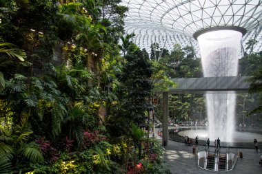 SINGAPORE, 24 Temmuz 2020: Singapur 'daki Jewal Changi Havalimanı' nın içinde yer alan 40 metre yüksekliğindeki Yağmur Girdabı. Jewel Changi Havaalanı 17 Nisan 2019 'da açılacak..