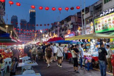 Kuala Lumpur, Malezya-14 Ağustos 2025: Kuala Lumpur 'daki Jalan Alor gece pazarına kalabalık ziyaretleri. Gece pazarındaki tezgahlar 16: 30 'da kurulmaya başlar ve gece yarısı gibi kapanır..
