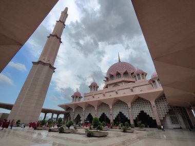 Putrajaya, Malezya-14 Ağustos 2025: Putra Mescidi 'nin Putrajaya, Malezya' daki manzarası. Pembe kubbeli Putra Camii şüphesiz Putrajaya 'nın en belirgin simgelerinden biridir.