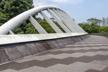 Singapur, 29 Ağustos 2025, Alexandra Kemeri, Singapur. Sancak, Singapur 'daki Alexandra Yolu' ndan geçen 80 metre uzunluğunda ve 4 metre genişliğinde bir yaya köprüsü.