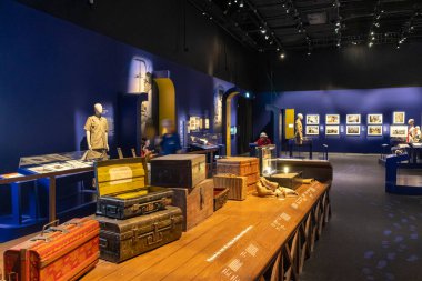 Singapur - 8 Ağustos 2025: İnsanlar Singapur Ulusal Müzesi 'ni ziyaret ediyor. Singapur Ulusal Müzesi Singapur 'un sömürge döneminin ilk yıllarına dayanmaktadır..