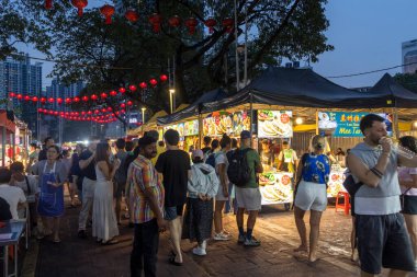 Kuala Lumpur, Malezya-14 Ağustos 2025: Kuala Lumpur 'daki Jalan Alor gece pazarına kalabalık ziyaretleri. Gece pazarındaki tezgahlar 16: 30 'da kurulmaya başlar ve gece yarısı gibi kapanır..