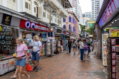 Singapur - 30 Ağustos 2025: Turistler Singapur 'daki Çin Mahallesi' nin canlı sokaklarını keşfediyor, canlı kültür ve hareketli atmosferde yüzüyorlar..