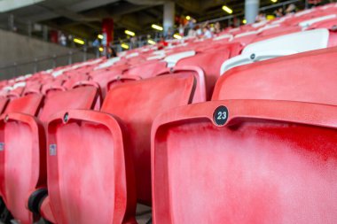 Kırmızı bir oturma yerindeki koltuk numarası.