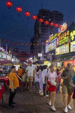 Kuala Lumpur, Malezya-14 Ağustos 2025: Kuala Lumpur 'daki Jalan Alor gece pazarına kalabalık ziyaretleri. Gece pazarındaki tezgahlar 16: 30 'da kurulmaya başlar ve gece yarısı gibi kapanır..
