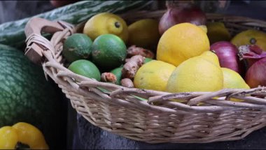 Limon, chayote, soğan gibi çeşitli organik sebzeler ve meyveler pazarda sergileniyor.