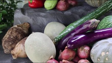 Yılan kabağı, balkabağı, soğan, brinjal gibi çeşitli organik sebzeler ve meyveler pazarda sergileniyor.