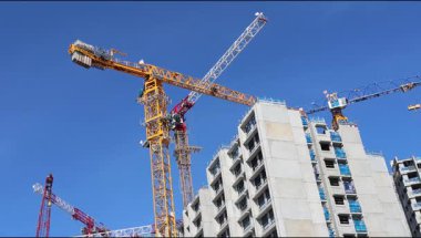 Singapur HDB dairelerinin inşaat sahasında. Bu siteler Singapur 'un farklı kentsel ve banliyö bölgelerinde yer almaktadır.