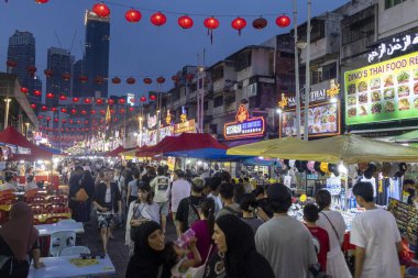 Kuala Lumpur, Malezya-14 Ağustos 2025: Kuala Lumpur 'daki Jalan Alor gece pazarına kalabalık ziyaretleri. Gece pazarındaki tezgahlar 16: 30 'da kurulmaya başlar ve gece yarısı gibi kapanır..