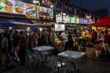Kuala Lumpur, Malezya-14 Ağustos 2025: Kuala Lumpur 'daki Jalan Alor gece pazarına kalabalık ziyaretleri. Gece pazarındaki tezgahlar 16: 30 'da kurulmaya başlar ve gece yarısı gibi kapanır..