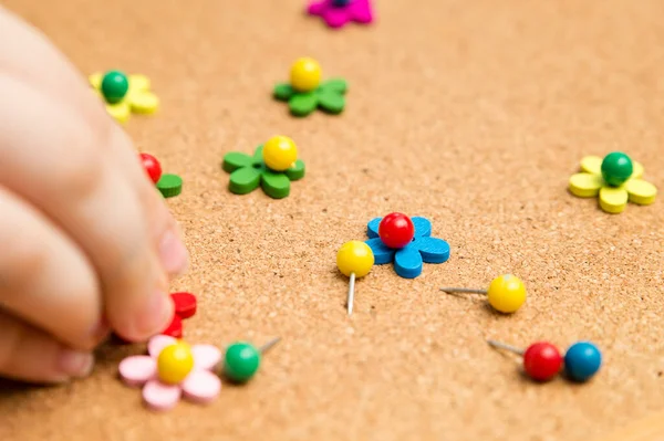 Bloemenweide Kinderen Maken Bloemen Van Houten Knopen Drukknopen Kurkprikbord Therapeutische — Stockfoto