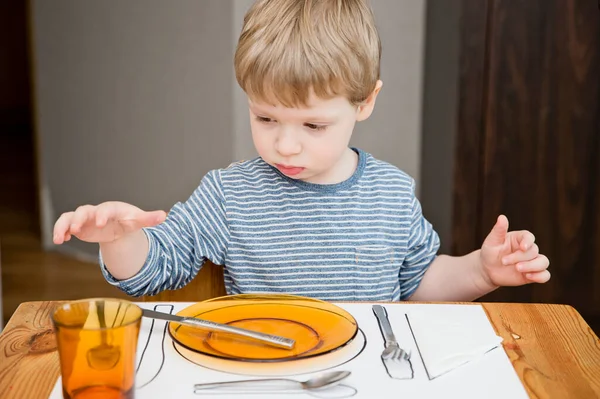 Kind Leert Een Tafel Dienen Taak Volgens Montessori Methodologie — Stockfoto