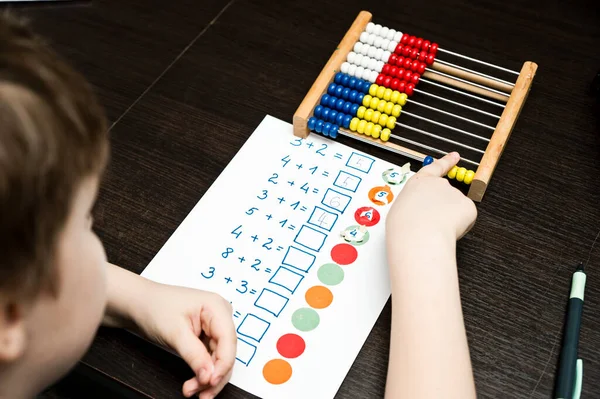Bildung Kindheit Menschen Hausaufgaben Und Vorschulkonzept Eine Einfache Mathematische Aufgabe — Stockfoto