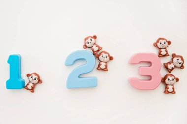 Çocuklar renkli sayılar ve maymunlar. Okul matematiksel sembolleri. Erken eğitim, sayma oyunu. Çocuklar için okul öncesi egzersizi. 1 'den 3' e sıralama.