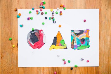 Plasticin toplarından şekiller. Güzel motor beceriler ve kol kası egzersizi. Çocukların erken eğitimi. Montessori yöntembilimi.