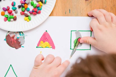 Plasticin toplarından şekiller. Güzel motor beceriler ve kol kası egzersizi. Çocukların erken eğitimi. Montessori yöntembilimi.