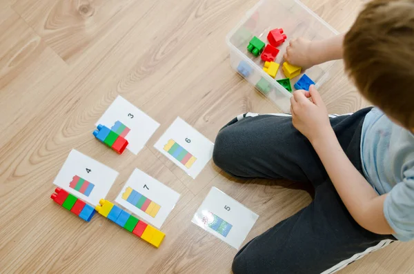 Діти Які Вчаться Рахувати Блоками Леґо — стокове фото