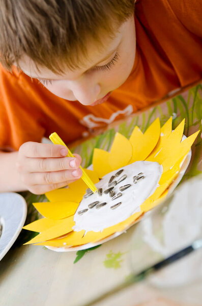 DIY home сделал бутерброд из подсолнечника с натуральными семенами подсолнечника экологически чистой игрой. Используй то, что у тебя есть. Ноль отходов. Тренировка тонкой моторики и мышц рук. Раннее образование детей
.