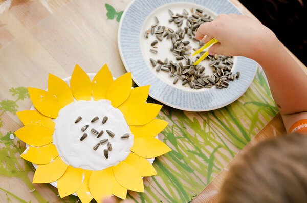 DIY home сделал бутерброд из подсолнечника с натуральными семенами подсолнечника экологически чистой игрой. Используй то, что у тебя есть. Ноль отходов. Тренировка тонкой моторики и мышц рук. Раннее образование детей
.