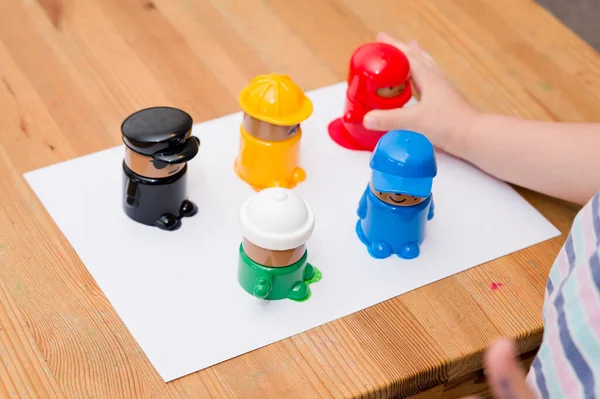 Das Kind Lernt Farben Kennen Kleiner Junge Spielt Farben Figuren — Stockfoto