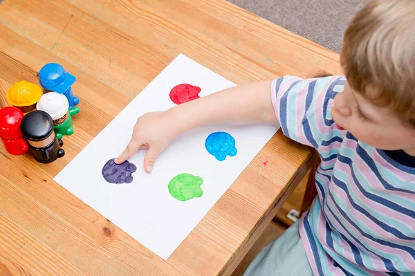Çocuk renkleri bilmeyi öğreniyor. Renkli biblolar oynayan küçük çocuk, çocuklar tarafından manipüle edilen montessori metodoloji okulunda öğrenim materyalleri öğreniyor..