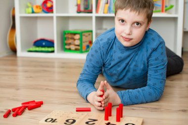 Çocuk yerde yatıyor ve sayma oyunu oynuyor 