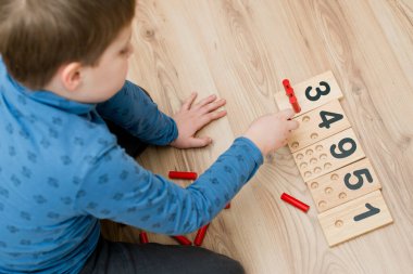 Çocuk yerde yatıyor ve sayma oyunu oynuyor 