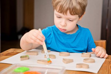 Çocuk geometrik şekilleri öğreniyor. Güzel motor beceriler. Anaokulu ya da özel görevler. Çocukların erken eğitimi. Montessori yöntembilimi.