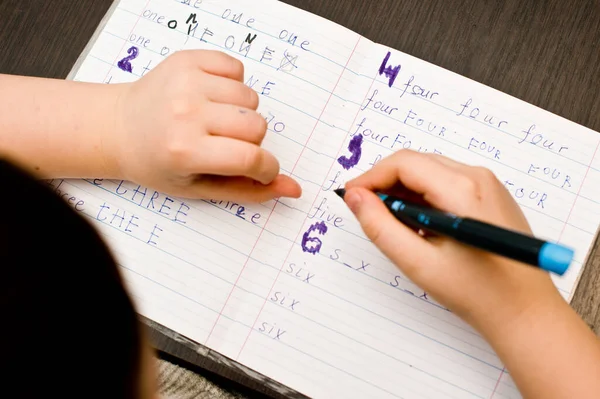 Bambino Che Compiti Compito Scolastico Esercizio Scrittura Manuale Imparare Scrivere — Foto Stock