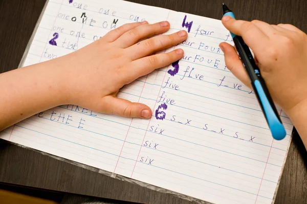 Bambino Che Compiti Compito Scolastico Esercizio Scrittura Manuale Imparare Scrivere — Foto Stock