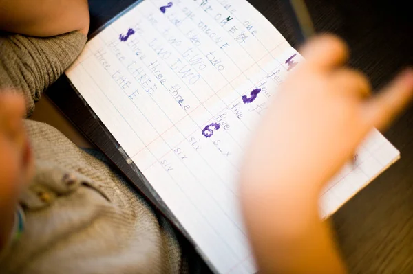 Ребенок Делает Уроки Задание Школе Ручная Работа Обучение Написанию Имен — стоковое фото