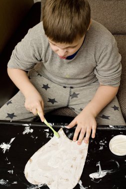 Çocukları motive edici ve eğitici bir aktivite. Bakmayı ve diş temizlemeyi öğreniyorum. Diş macunuyla diş fırçası kutusunu fırçalamak.