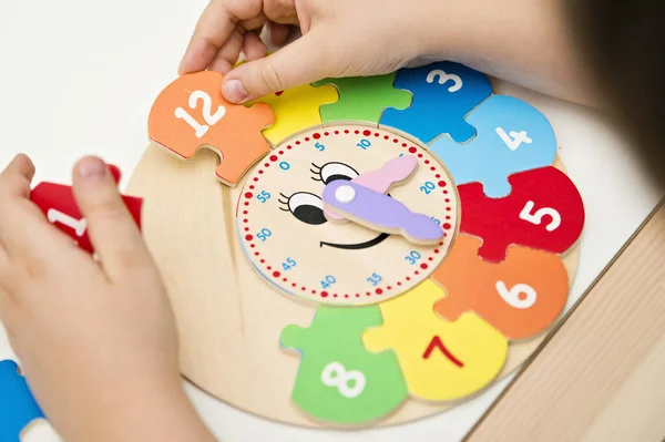 Chlapec Učí Čas Dřevěnými Hodinami Toy Learning Method Children Education — Stock fotografie