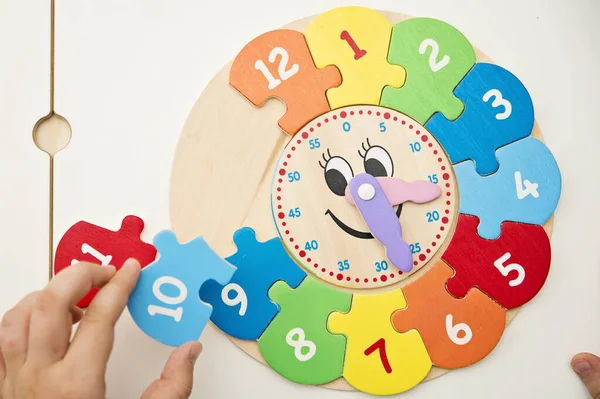 Menino Tempo Aprendizagem Com Relógio Madeira Brinquedo Para Método Aprendizagem — Fotografia de Stock