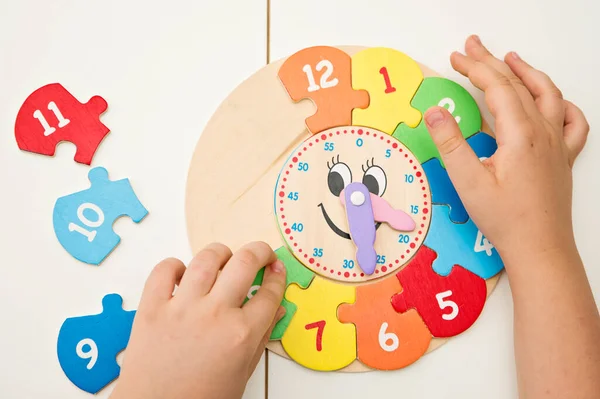 Chlapec Učí Čas Dřevěnými Hodinami Toy Learning Method Children Education — Stock fotografie