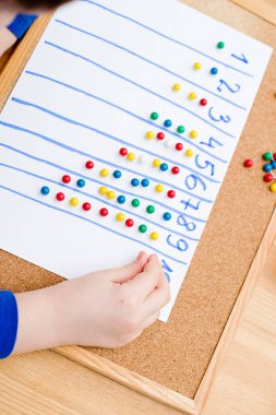 Çocuk ona kadar saymayı öğreniyor. Anaokulu ya da özel görevler. Montessori yöntembilimi.