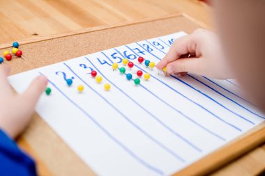 Çocuk ona kadar saymayı öğreniyor. Anaokulu ya da özel görevler. Montessori yöntembilimi.