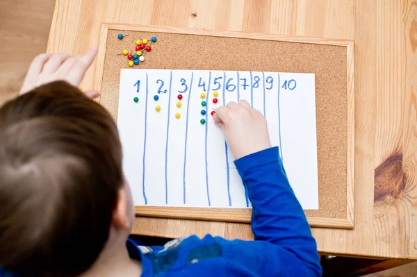 Çocuk ona kadar saymayı öğreniyor. Anaokulu ya da özel görevler. Montessori yöntembilimi.