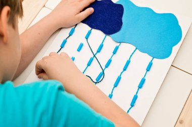 İnce motor becerileri, el göz koordinasyonunu ve matematik becerilerini öğretmek için DIY oyuncağı. Montessori malzemeleri. Gelişme, eğitim. Anaokulu çocukları için eğitici oyuncaklar. Evde etkinlik.