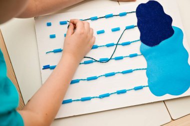İnce motor becerileri, el göz koordinasyonunu ve matematik becerilerini öğretmek için DIY oyuncağı. Montessori malzemeleri. Gelişme, eğitim. Anaokulu çocukları için eğitici oyuncaklar. Evde etkinlik.