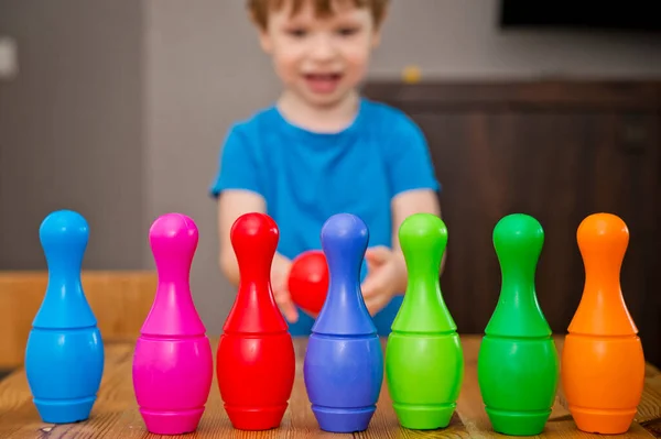 Děti Chlapec Hodí Míč Domácí Bowlingové Dráhy Rozbije Bowlingové Kolíky — Stock fotografie