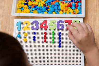 İğne yerleştiren numaracı çocuk sayesinde. sayma oyunu. Matematiksel görev. Evde oynayın. öğrenme yolu.