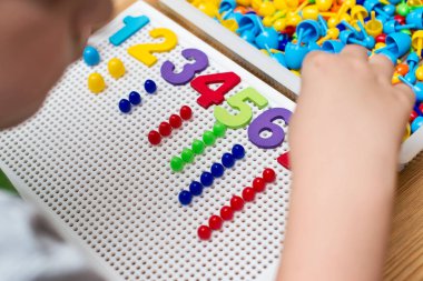 İğne yerleştiren numaracı çocuk sayesinde. sayma oyunu. Matematiksel görev. Evde oynayın. öğrenme yolu.