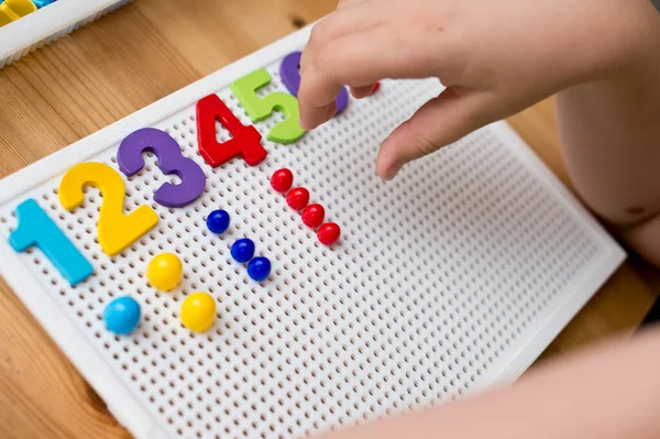ピンを挿入する数字の少年によって ゲームを数えろ 数学の仕事だ 家で遊べ 学び方 — ストック写真