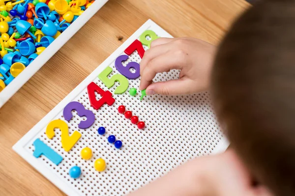 Por Números Fornecidos Rapaz Inserindo Pinos Jogo Contagem Tarefa Matemática — Fotografia de Stock