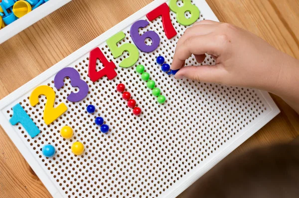 Genom Att Tillhandahålla Siffror Pojke Sätter Stift Räkna Spel Matematisk — Stockfoto